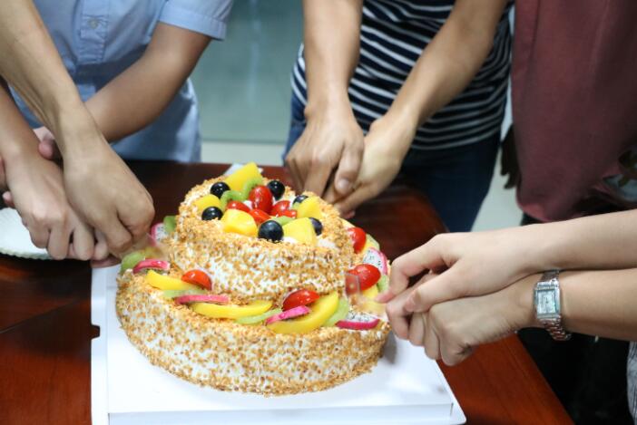 新宝GG触摸屏厂家7月为员工们举行生日会